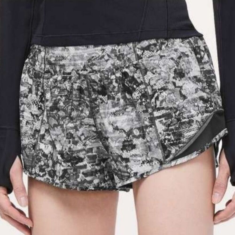 lululemon Hotty Hot Short II 2.5in Shorts Size 4 Black Masked Lace Print W7AJTR